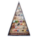 Collezione di gemme minerali di diversi colori e tipi, disposte in una piramide di vetro, ideale come decorazione scientifica o oggetto da collezione.