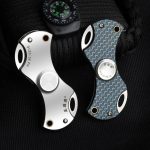 Pendente decorativo ispirato a strumenti scientifici, realizzato in metallo con dettagli colorati e fori di fissaggio. Perfetto come accessorio originale e tematico per appassionati di scienza.
