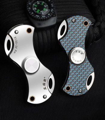 Pendente decorativo ispirato a strumenti scientifici, realizzato in metallo con dettagli colorati e fori di fissaggio. Perfetto come accessorio originale e tematico per appassionati di scienza.