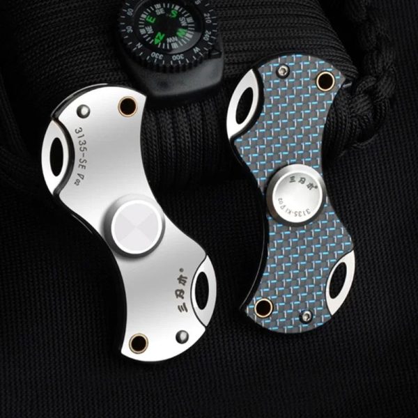 Pendente decorativo ispirato a strumenti scientifici, realizzato in metallo con dettagli colorati e fori di fissaggio. Perfetto come accessorio originale e tematico per appassionati di scienza.