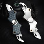 Pugnale tattico multifunzione con lame a doppia punta e impugnatura ergonomica, ideale per attività outdoor e sopravvivenza.