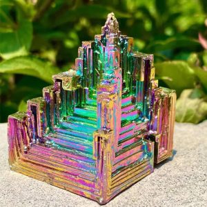 Vassoio decorativo in cristallo iridescente con forma a piramide, perfetto come oggetto decorativo o per esposizione.