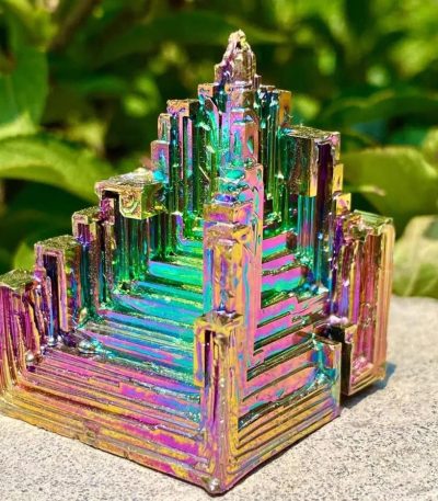 Vassoio decorativo in cristallo iridescente con forma a piramide, perfetto come oggetto decorativo o per esposizione.