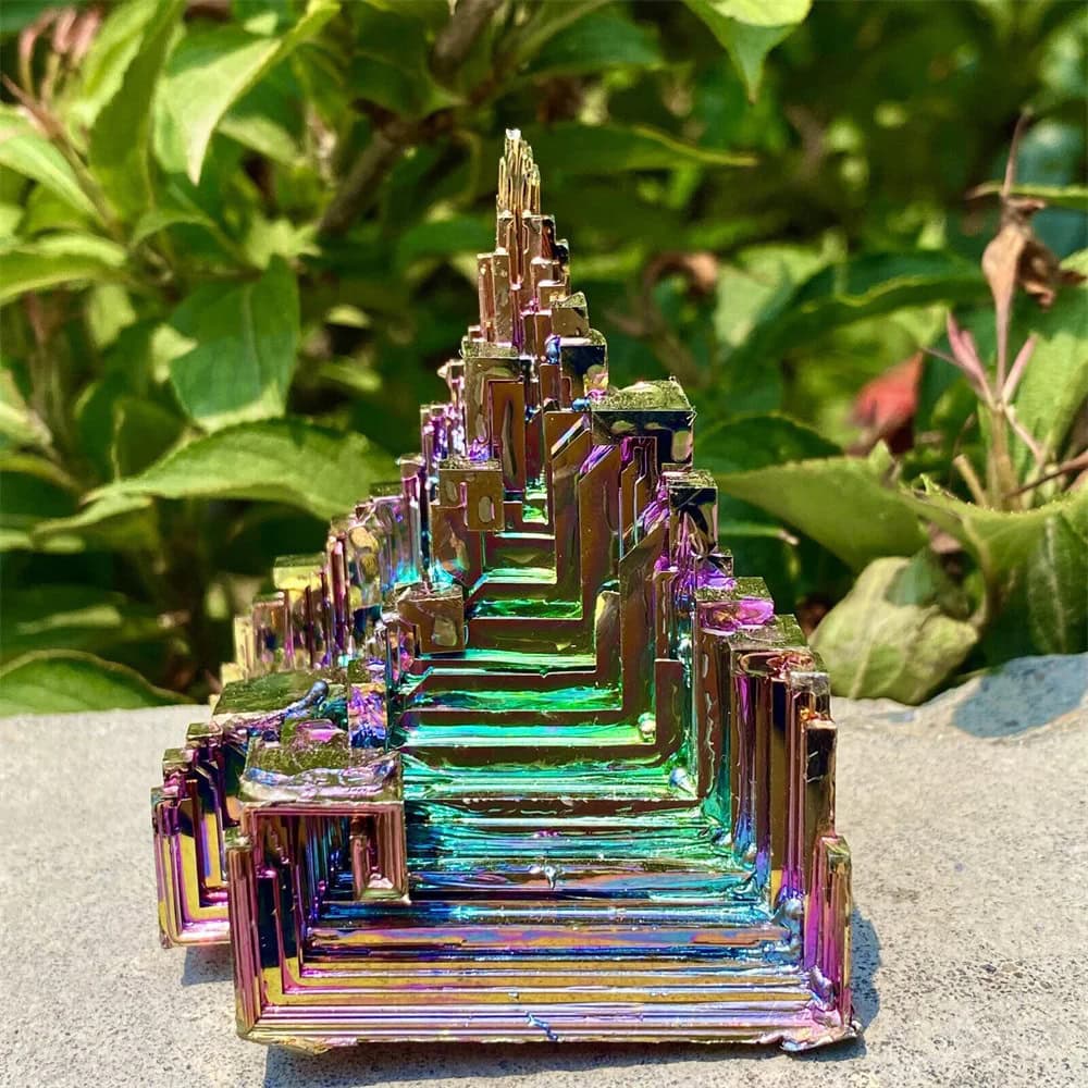 Piramide di cristallo iridescente con riflessi colorati, decorazione scientifica elegante e moderna, perfetta per appassionati di scienza e design innovativo.