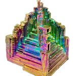 Vassoio di cristallo iridescente a forma di piramide, decorativo e luminoso, perfetto come oggetto scientifico o decorativo per ambienti moderni e creativi.
