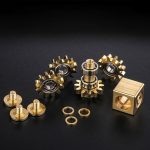 Motore a ingranaggi in ottone con cuscinetti e componenti metallici, perfetto come oggetto decorativo scientifico o per progetti di modellismo e educazione.