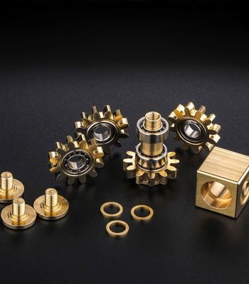 Motore a ingranaggi in ottone con cuscinetti e componenti metallici, perfetto come oggetto decorativo scientifico o per progetti di modellismo e educazione.