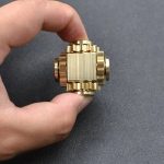 Modello scientifico in metallo dorato, dettagliato e compatto, perfetto come decorazione o oggetto da collezione.