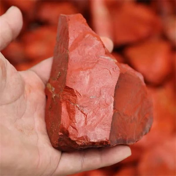 Immagine di un blocco di ossido di ferro naturale, con una superficie rossa e irregolare, utilizzato come decorazione scientifica o oggetto da collezione.