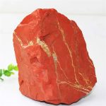 Pietra di giada rossa con venature dorate, perfetta come oggetto decorativo o da collezione.