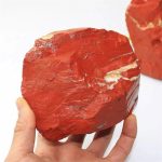 Pietra rossa di minerale naturale, perfetta come decorazione scientifica o oggetto da collezione, con superficie ruvida e tonalità vivace di rosso.