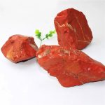 Pietre di giada rossa con venature dorate, ideali come oggetti decorativi o per progetti scientifici e educativi. Perfette per appassionati di mineralogia e decorazioni originali.