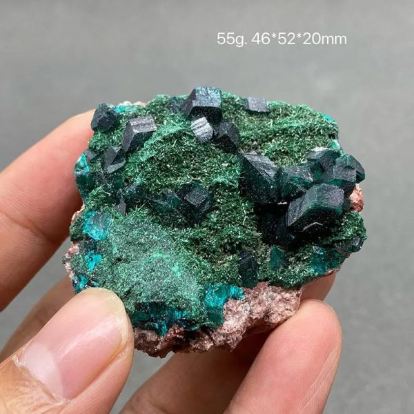 Minerale con cristalli neri e verdi, perfetto come oggetto decorativo scientifico.