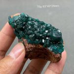 Ametista naturale con cristalli ben formati e lucenti, perfetta come decorazione o oggetto da collezione.