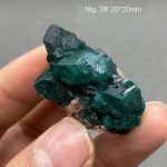 Pietra di cristallo verde naturale con cristalli ben definiti, perfetta come decorazione scientifica o oggetto da collezione. Dimensioni 38x20x20mm.