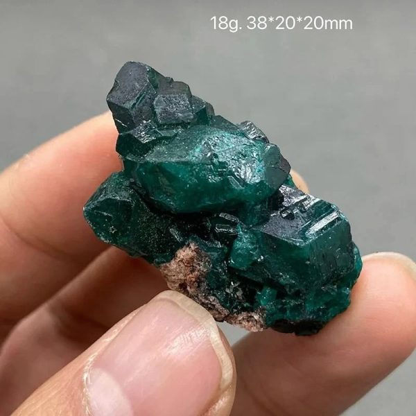 Pietra di cristallo verde naturale con cristalli ben definiti, perfetta come decorazione scientifica o oggetto da collezione. Dimensioni 38x20x20mm.
