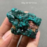 Minerale di cristallo verde smeraldo con cristalli lucidi e traslucidi, perfetto come decorazione scientifica o oggetto da collezione.