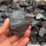 Oggetto di scisto naturale, ideale per decorazioni scientifiche e progetti educativi, con texture ruvida e colori vari. Perfetto per appassionati di geologia e decorazioni originali.