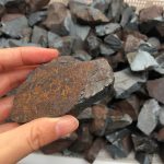 Pietra naturale per decorazioni scientifiche, ideale per esposizioni e progetti educativi, con superficie rustica e colori vari, perfetta per ambienti di studio e laboratorio.