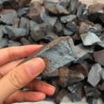 Pietra di ardesia grigia, ideale per decorazioni e progetti scientifici, con superficie ruvida e naturale. Perfetta per esposizioni, modelli e decorazioni a tema scientifico o educativo.