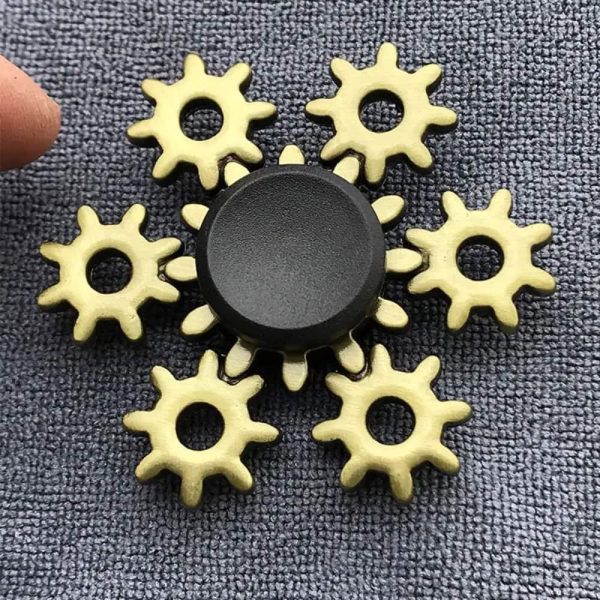 Set di ingranaggi decorativi in plastica gialla con grande manopola centrale, perfetti come oggetti scientifici e decorazioni per ambienti educativi o tematici.