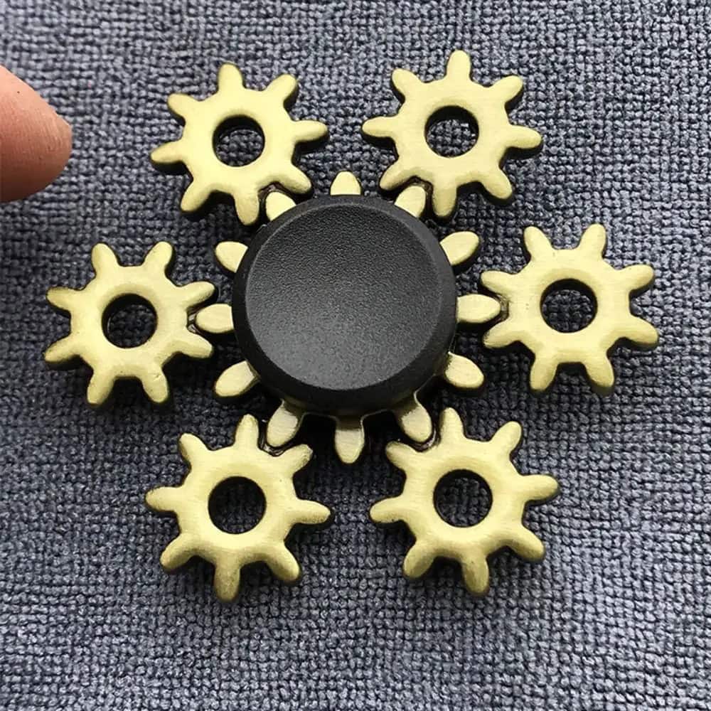 Pezzi di ingranaggi scientifici decorativi Set di ingranaggi decorativi in plastica gialla con grande manopola centrale, perfetti come oggetti scientifici e decorazioni per ambienti educativi o tematici.