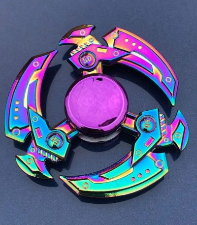 Fidget spinner scientifico in metallo con finiture iridescenti, design futuristico e dettagli tecnici, perfetto come decorazione o oggetto da collezione scientifica.