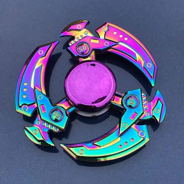 Fidget spinner scientifico in metallo con finiture iridescenti, design futuristico e dettagli tecnici, perfetto come decorazione o oggetto da collezione scientifica.