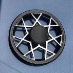Ruota con struttura geometrica bianca e nera, oggetto scientifico decorativo, su sfondo blu.