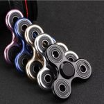 Fidget spinner colorato con tre bracci, ideale per alleviare lo stress e migliorare la concentrazione, disponibile nello shop di oggetti scientifici.