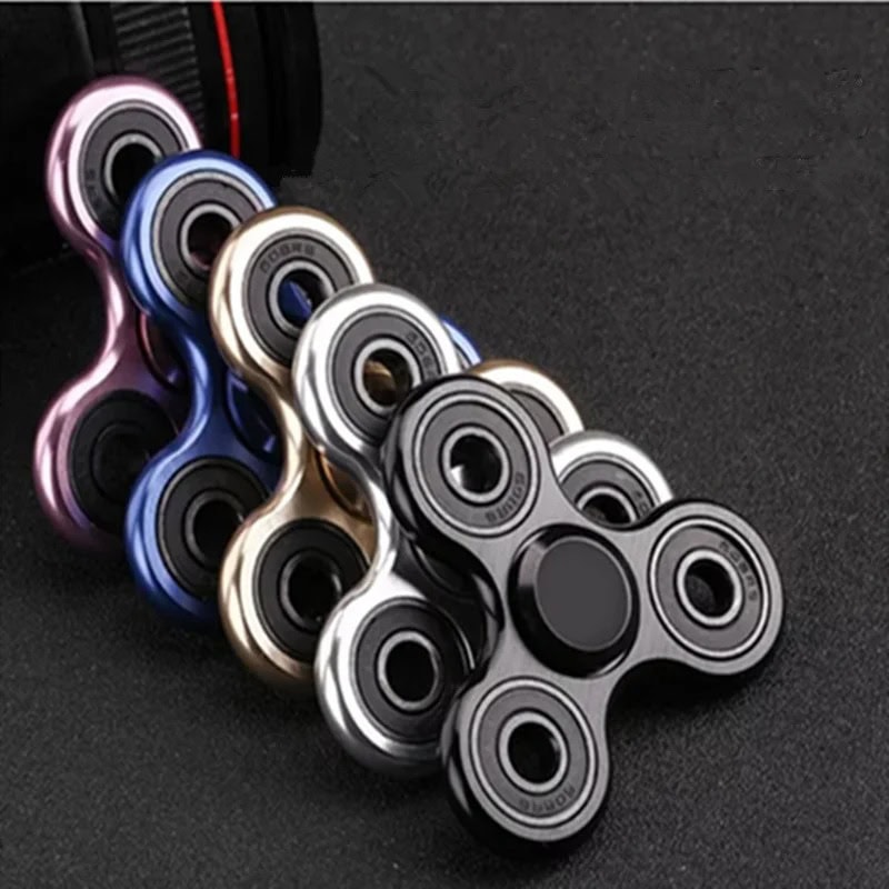Fidget spinner colorato con tre bracci, ideale per alleviare lo stress e migliorare la concentrazione, disponibile nello shop di oggetti scientifici.