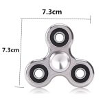Fidget spinner in metallo con tre bracci, dimensioni 7.3 cm, ideale come oggetto decorativo scientifico o per alleviare lo stress.
