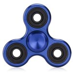 Fidget spinner in plastica blu con cuscinetti neri, oggetto di gioco e decorazione scientifica, ideale per stimolare la concentrazione e ridurre lo stress.