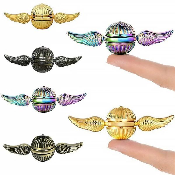 Sfere decorative con ali in metallo colorato, oggetti scientifici decorativi in vari colori, perfetti come decorazioni da scrivania o collezione.