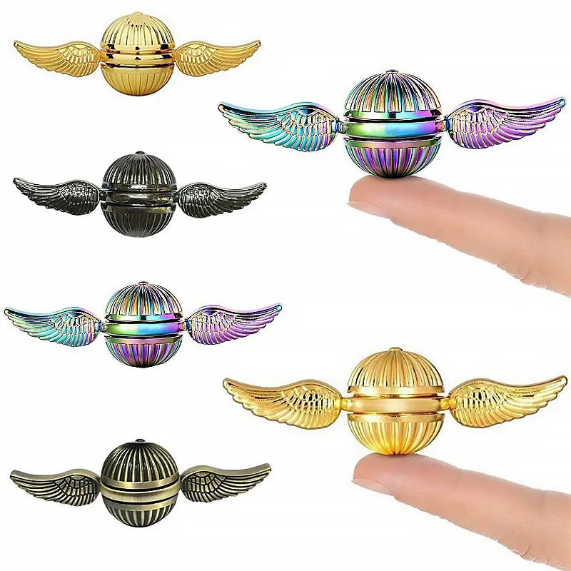 Sfere decorative con ali in metallo colorato, oggetti scientifici decorativi in vari colori, perfetti come decorazioni da scrivania o collezione.