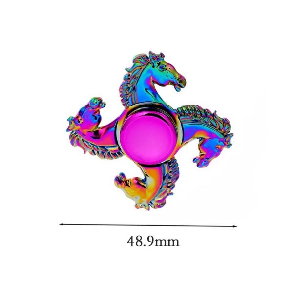 Ciondolo a forma di cavallo arcobaleno in resina con effetto iridescente, perfetto come decorazione scientifica o accessorio originale.