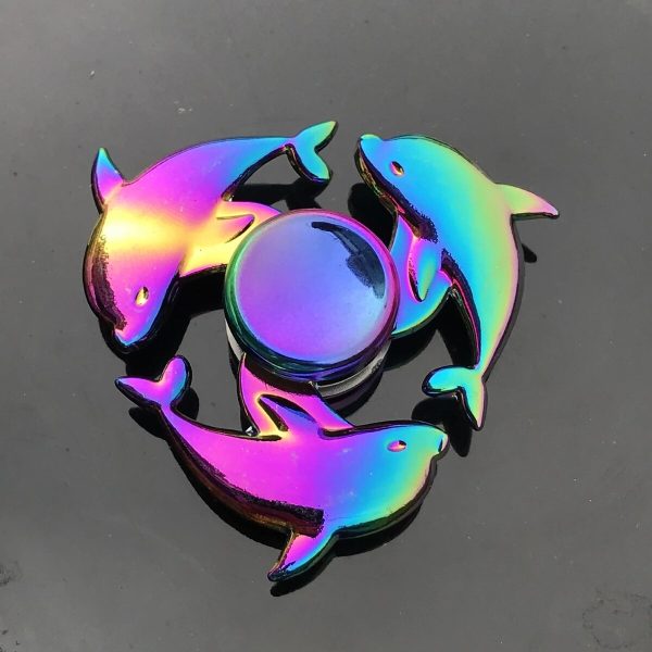 Set di tre oggetti decorativi in metallo iridescente con un unicorno e due delfini, ideali come decorazioni scientifiche o da collezione, con finitura colorata e riflettente.