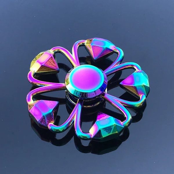 Fioriera decorativa in metallo con design a fiore, colorata e riflettente, perfetta per decorazioni scientifiche e ambienti moderni.