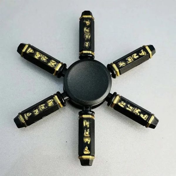 Fidget spinner a motore con design scientifico, perfetto come decorazione da scrivania o oggetto di gioco, con dettagli in nero e oro.