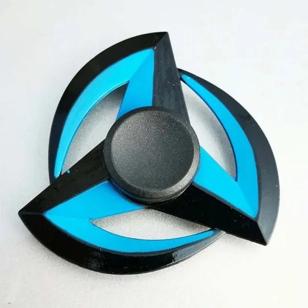 Pendo di fidget spinner con design scientifico in blu e nero, ideale come decorazione e oggetto da scrivania, perfetto per appassionati di scienza e gadget innovativi.