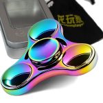 Fidget spinner iridescente con finitura metallica, ideale come oggetto decorativo e antistress, perfetto per appassionati di gadget scientifici e giochi innovativi.
