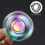 Fidget spinner con effetto iridescente e rotazione fluida, ideale come oggetto decorativo e antistress, perfetto per appassionati di gadget scientifici e giochi innovativi.