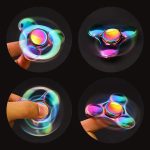 Fidget spinner in vetro colorato con effetti di luce iridescenti, ideale come decorazione scientifica e oggetto di relax. Design elegante e luminoso, perfetto per appassionati di oggetti scientifici e.