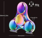 Fidget spinner in metallo con finitura iridescente, design ergonomico e peso di 66g, dimensioni di 65mm x 56mm, ideale come oggetto decorativo o antistress.