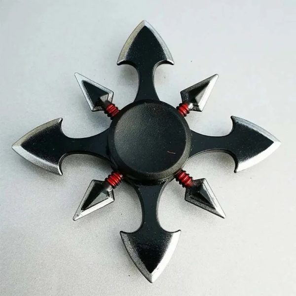 Fidget spinner ninja con armi a dardo, design innovativo e decorativo, perfetto per appassionati di oggetti scientifici e giochi di destrezza.