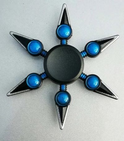 Fidget spinner a forma di stella con dettagli scientifici blu e nero, ideale come decorazione o oggetto da scrivania. Perfetto per appassionati di scienza e collezionisti di gadget innovativi.