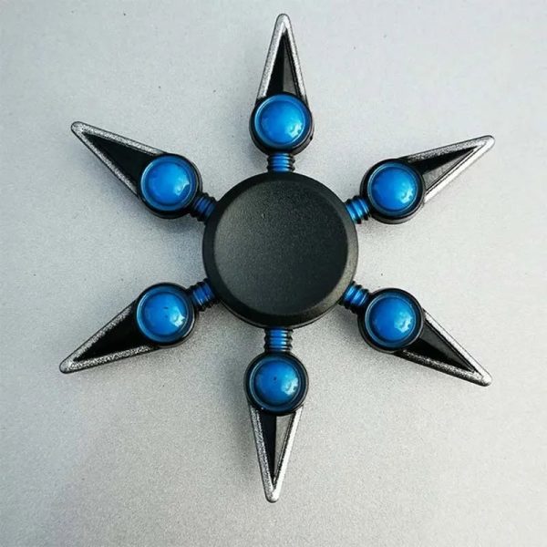 Fidget spinner a forma di stella con dettagli scientifici blu e nero, ideale come decorazione o oggetto da scrivania. Perfetto per appassionati di scienza e collezionisti di gadget innovativi.