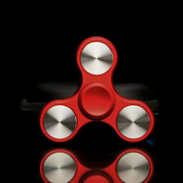 Fidget spinner rosso in metallo e plastica, oggetto antistress per rilassarsi e migliorare la concentrazione, ideale come decorazione scientifica moderna.