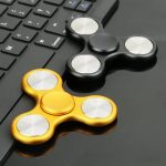 Spinner antistress in metallo con design moderno, ideale per alleviare lo stress e migliorare la concentrazione. Perfetto come decorazione scientifica o oggetto da scrivania.