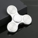 Fidget spinner scientifico in metallo con design moderno, ideale come decorazione o oggetto da collezione scientifica. Perfetto per appassionati di scienza e gadget innovativi.